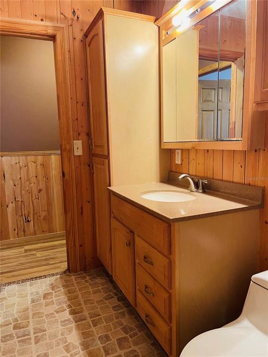 待售: $127,000 (2 贝兹, 1 浴室, 864 平方英尺)