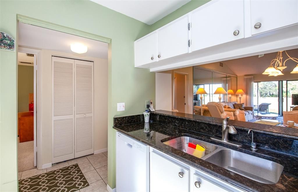 待售: $240,000 (2 贝兹, 2 浴室, 1092 平方英尺)