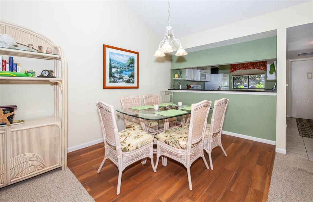 待售: $240,000 (2 贝兹, 2 浴室, 1092 平方英尺)