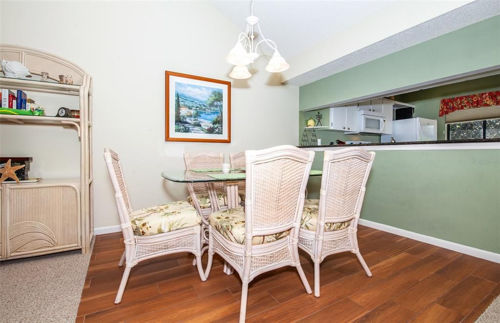 待售: $240,000 (2 贝兹, 2 浴室, 1092 平方英尺)