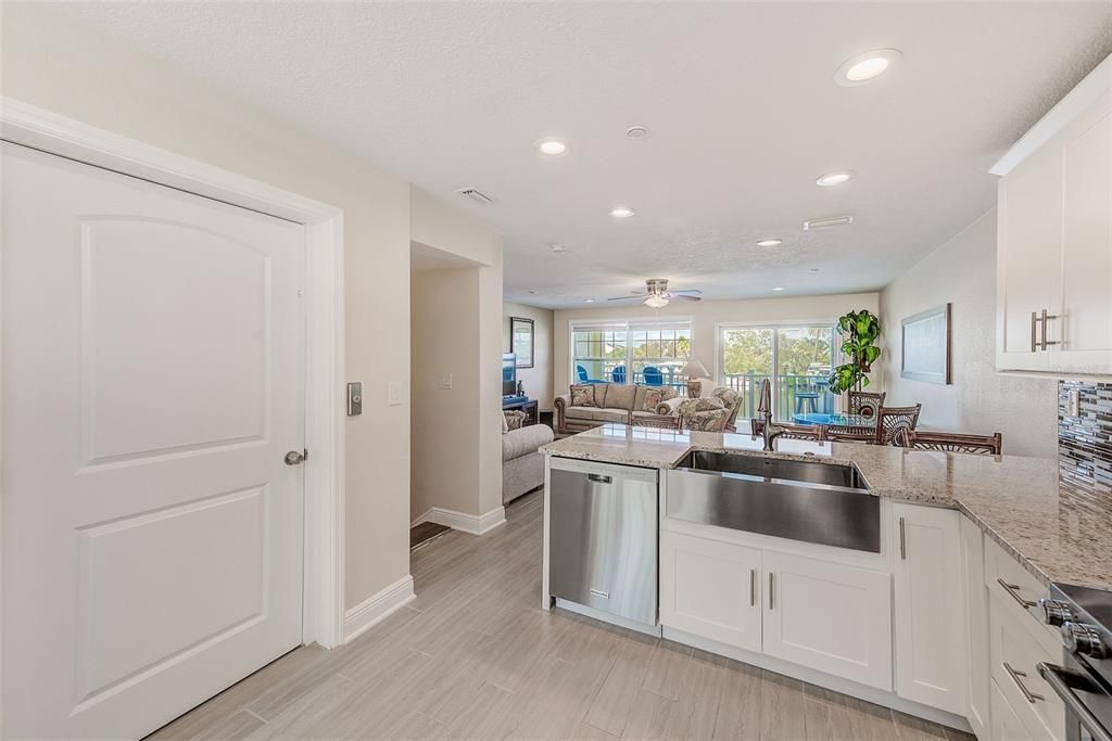 待售: $1,100,000 (3 贝兹, 2 浴室, 1881 平方英尺)