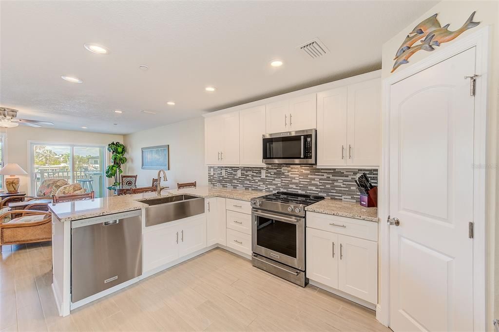 待售: $1,100,000 (3 贝兹, 2 浴室, 1881 平方英尺)