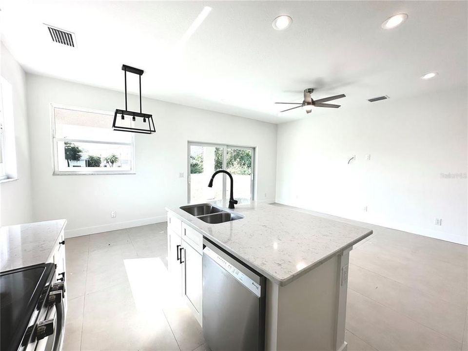 For Rent: $1,695 (3 beds, 2 baths, 1438 Square Feet)