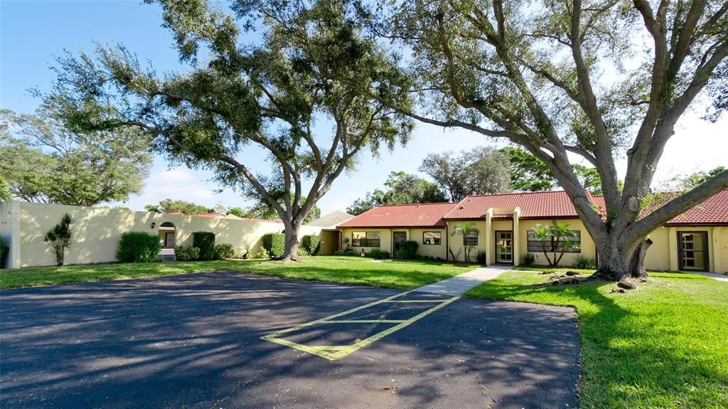 For Sale: $180,000 (1 beds, 1 baths, 812 Square Feet)