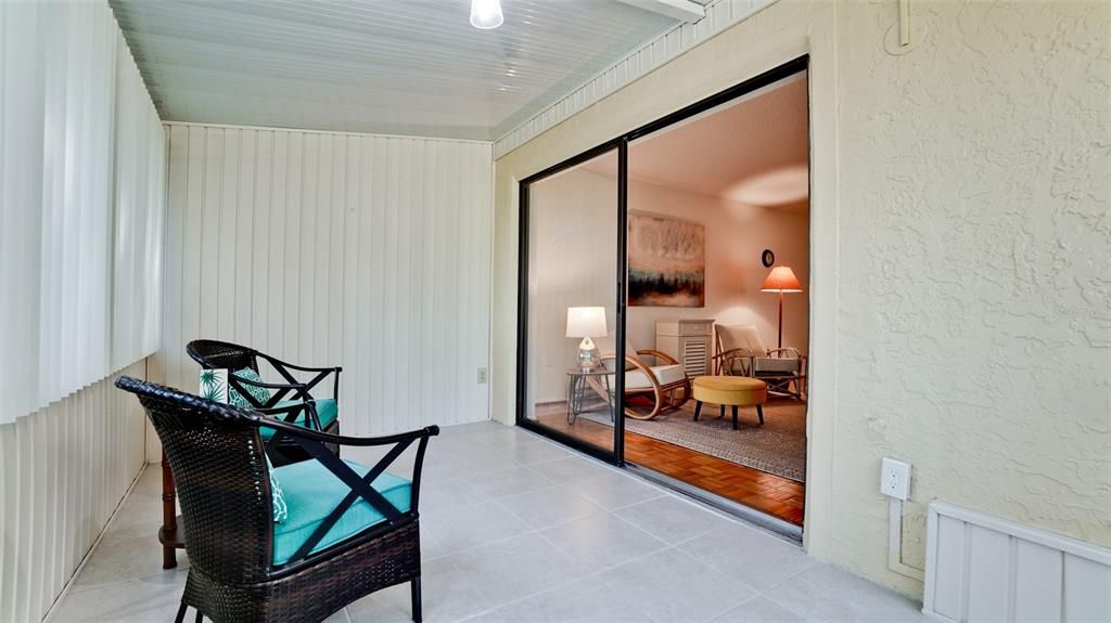 For Sale: $180,000 (1 beds, 1 baths, 812 Square Feet)