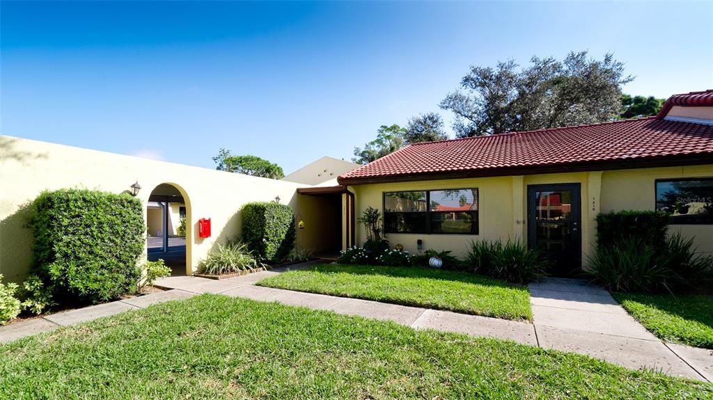 For Sale: $180,000 (1 beds, 1 baths, 812 Square Feet)