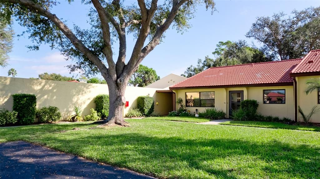 For Sale: $180,000 (1 beds, 1 baths, 812 Square Feet)