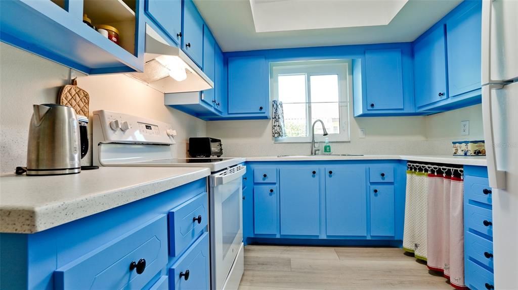 For Sale: $180,000 (1 beds, 1 baths, 812 Square Feet)