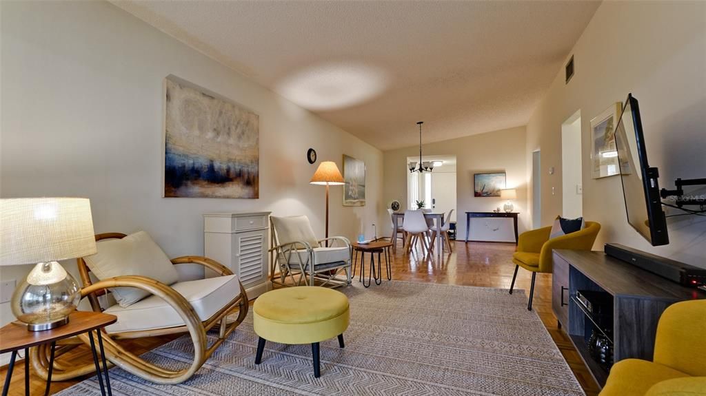 For Sale: $180,000 (1 beds, 1 baths, 812 Square Feet)