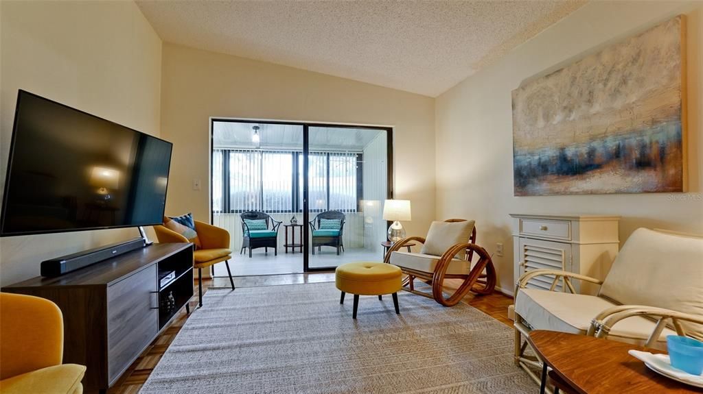 For Sale: $180,000 (1 beds, 1 baths, 812 Square Feet)