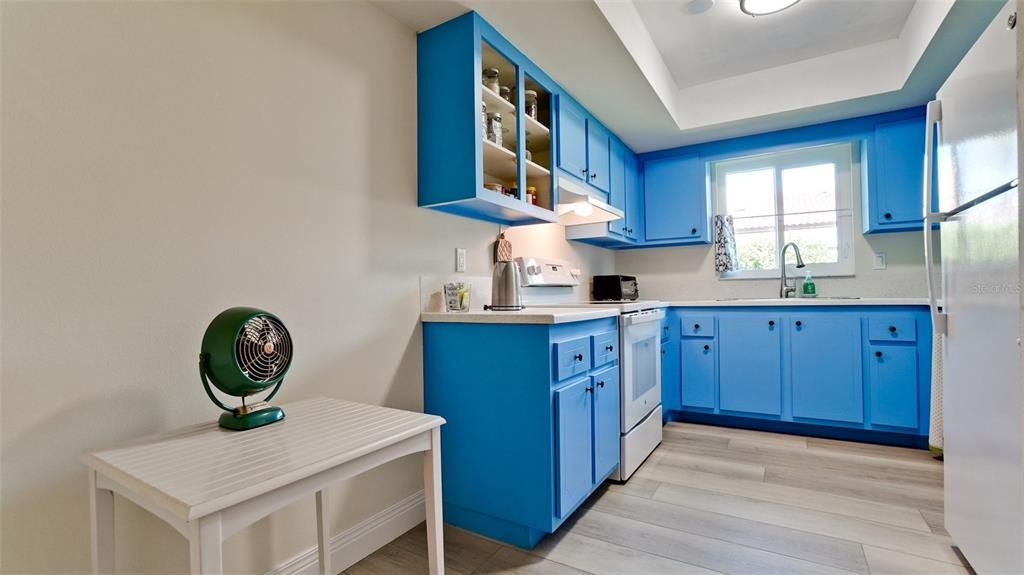 For Sale: $180,000 (1 beds, 1 baths, 812 Square Feet)