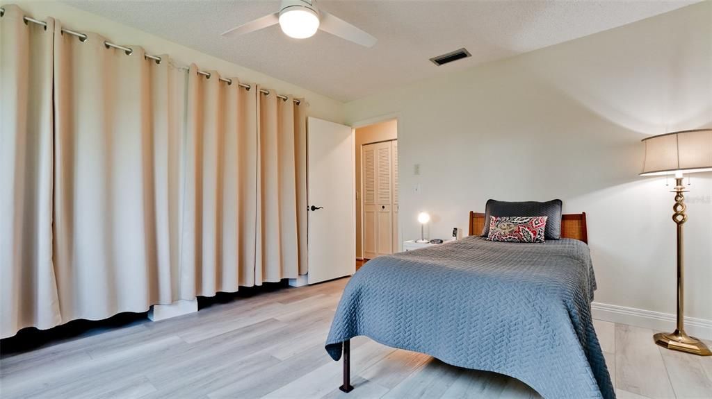 For Sale: $180,000 (1 beds, 1 baths, 812 Square Feet)