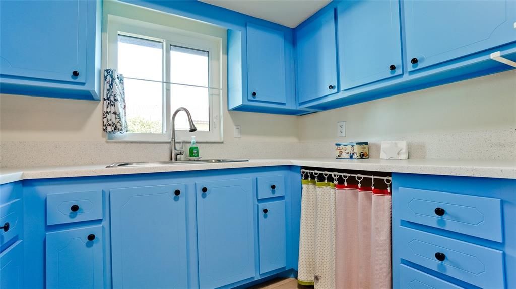 For Sale: $180,000 (1 beds, 1 baths, 812 Square Feet)