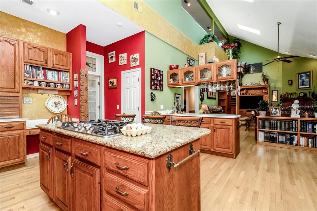 На продажу: $1,250,000 (5 спален, 4 ванн, 4555 Квадратных фут)