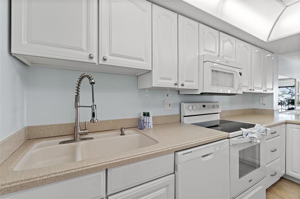 На продажу: $629,000 (2 спален, 2 ванн, 1145 Квадратных фут)