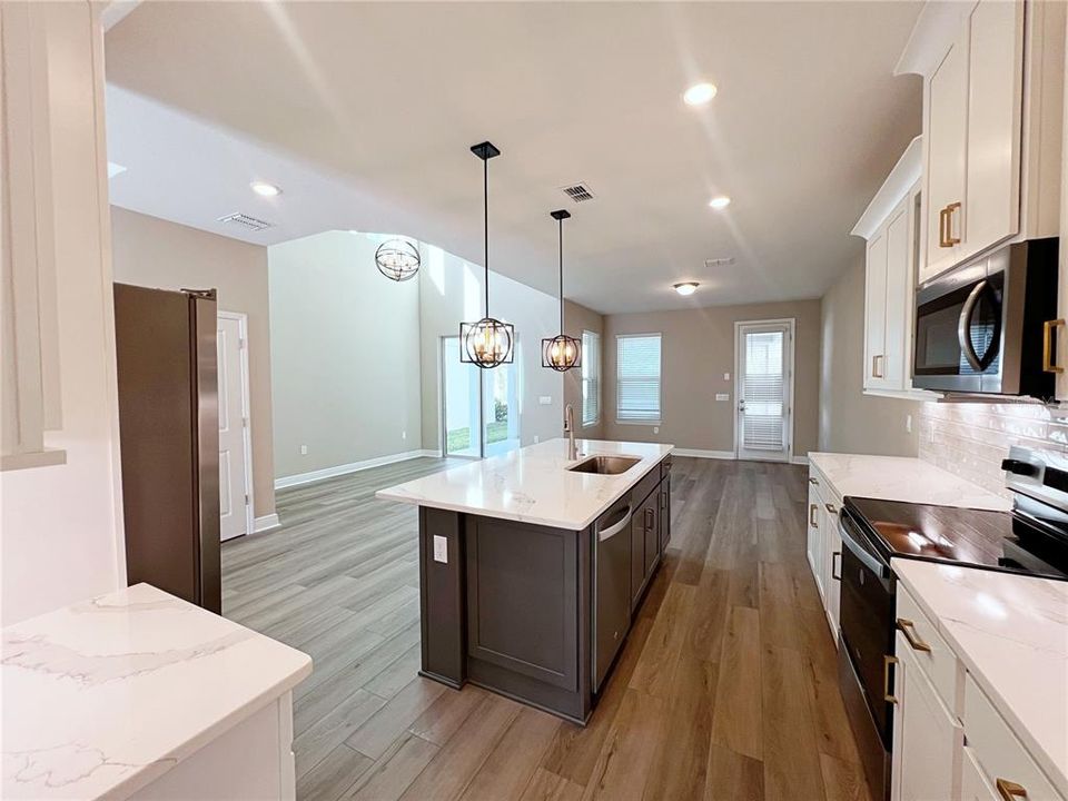 出租: $3,100 (3 贝兹, 2 浴室, 2206 平方英尺)