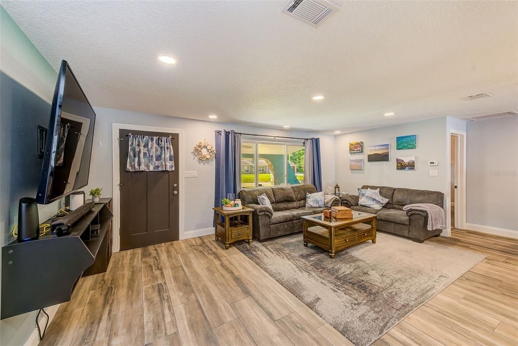 For Sale: $649,900 (3 beds, 2 baths, 1949 Square Feet)