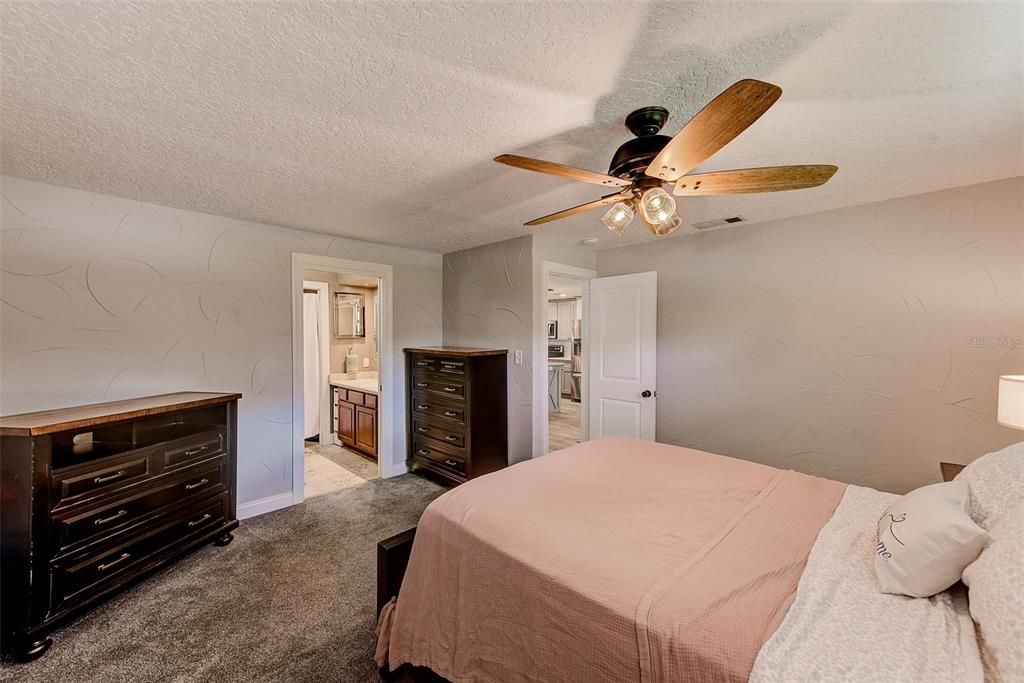 For Sale: $649,900 (3 beds, 2 baths, 1949 Square Feet)