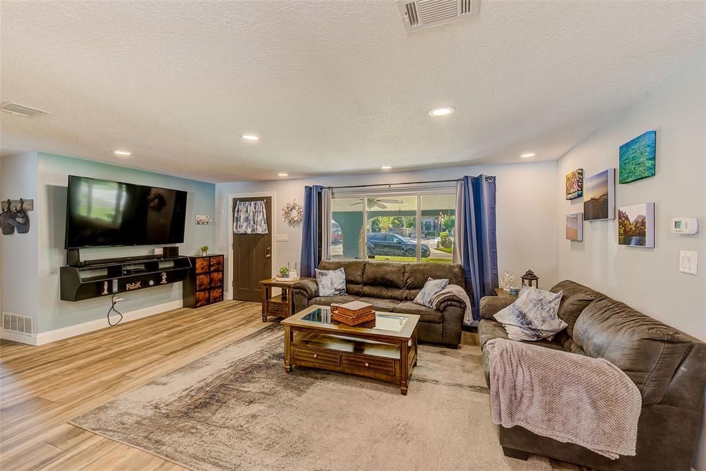 For Sale: $649,900 (3 beds, 2 baths, 1949 Square Feet)