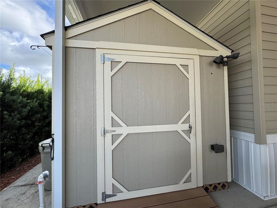 For Sale: $164,500 (1 beds, 1 baths, 679 Square Feet)