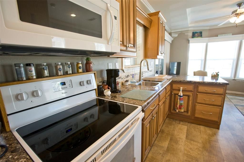 For Sale: $164,500 (1 beds, 1 baths, 679 Square Feet)