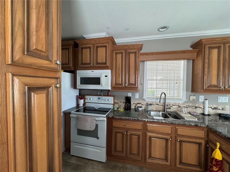 For Sale: $164,500 (1 beds, 1 baths, 679 Square Feet)