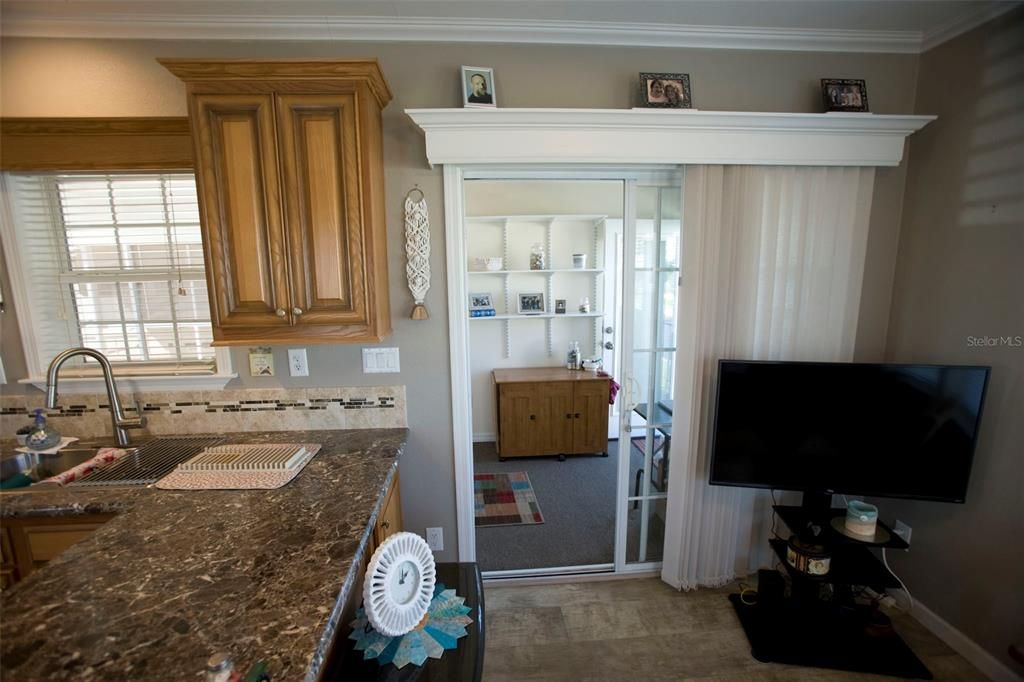 For Sale: $164,500 (1 beds, 1 baths, 679 Square Feet)