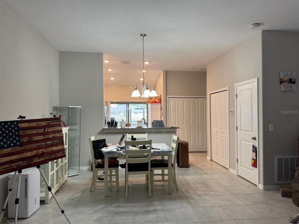 合同活跃: $215,000 (3 贝兹, 2 浴室, 1480 平方英尺)