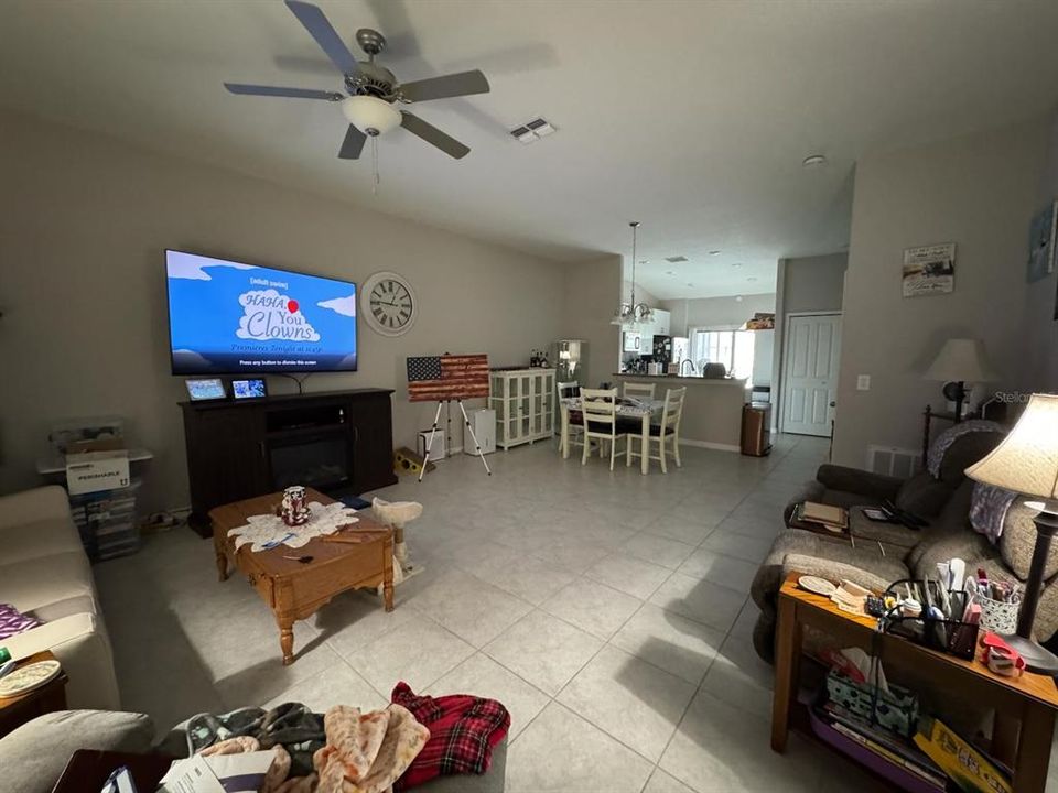 合同活跃: $215,000 (3 贝兹, 2 浴室, 1480 平方英尺)