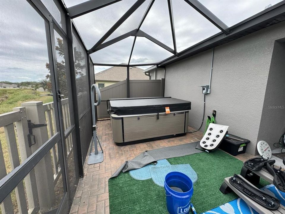 合同活跃: $215,000 (3 贝兹, 2 浴室, 1480 平方英尺)