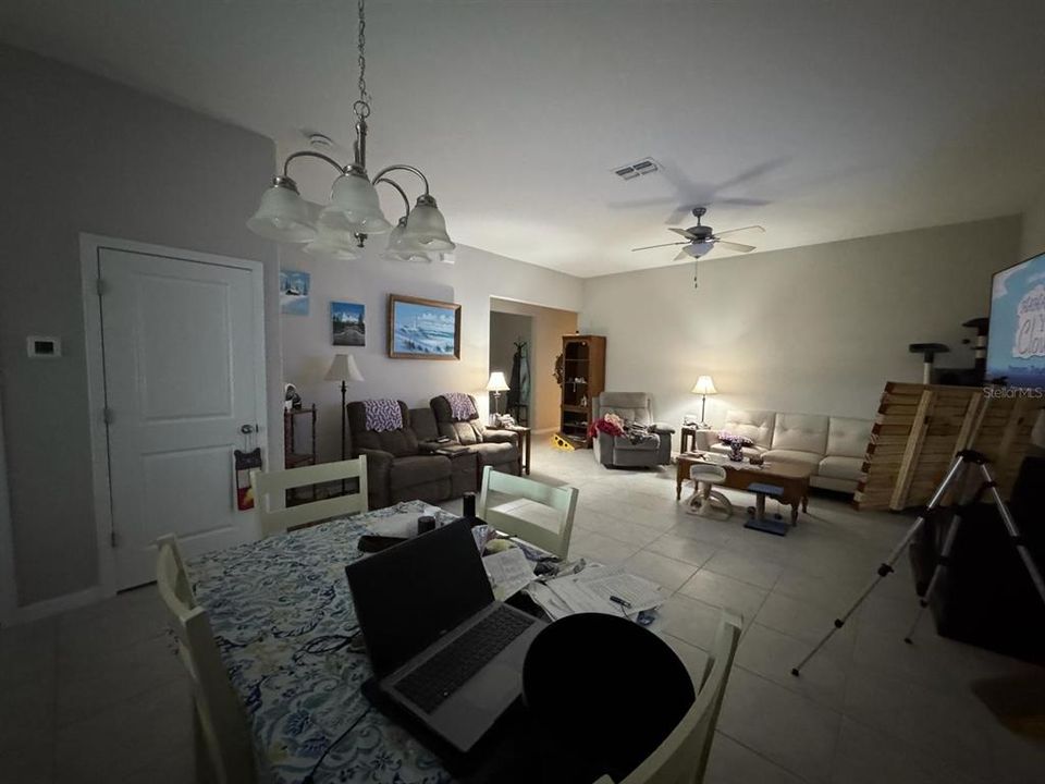 合同活跃: $215,000 (3 贝兹, 2 浴室, 1480 平方英尺)