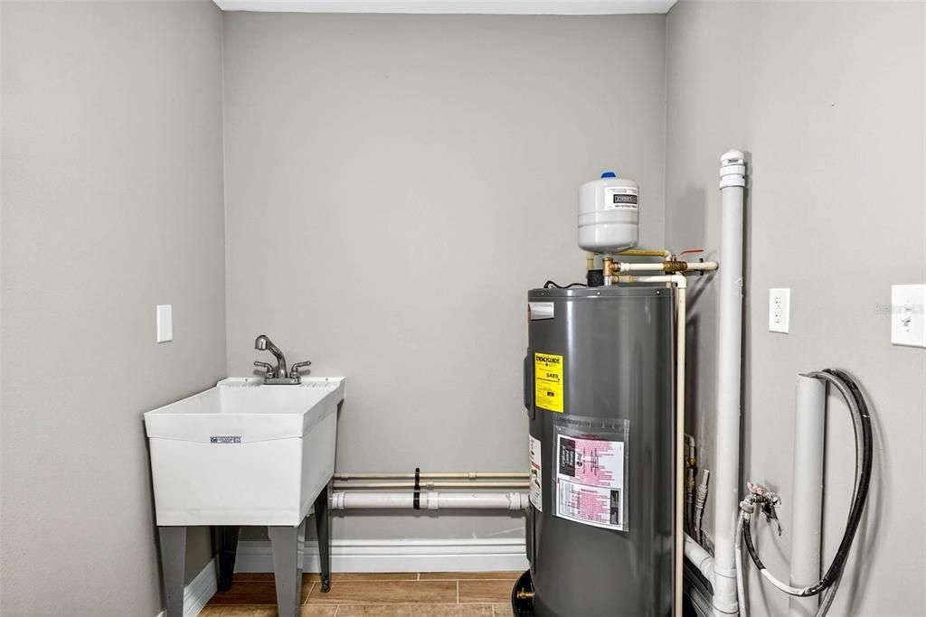 Под контрактом: $419,000 (4 спален, 2 ванн, 1538 Квадратных фут)