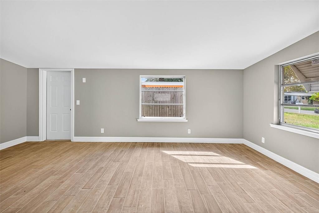 Под контрактом: $419,000 (4 спален, 2 ванн, 1538 Квадратных фут)