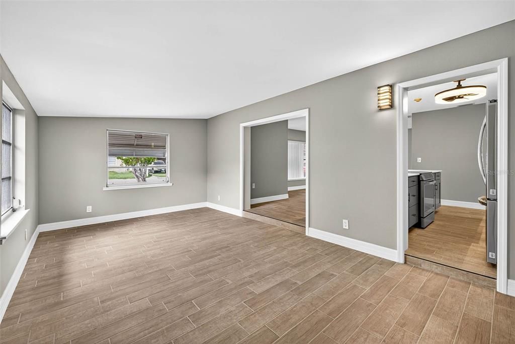 Под контрактом: $419,000 (4 спален, 2 ванн, 1538 Квадратных фут)