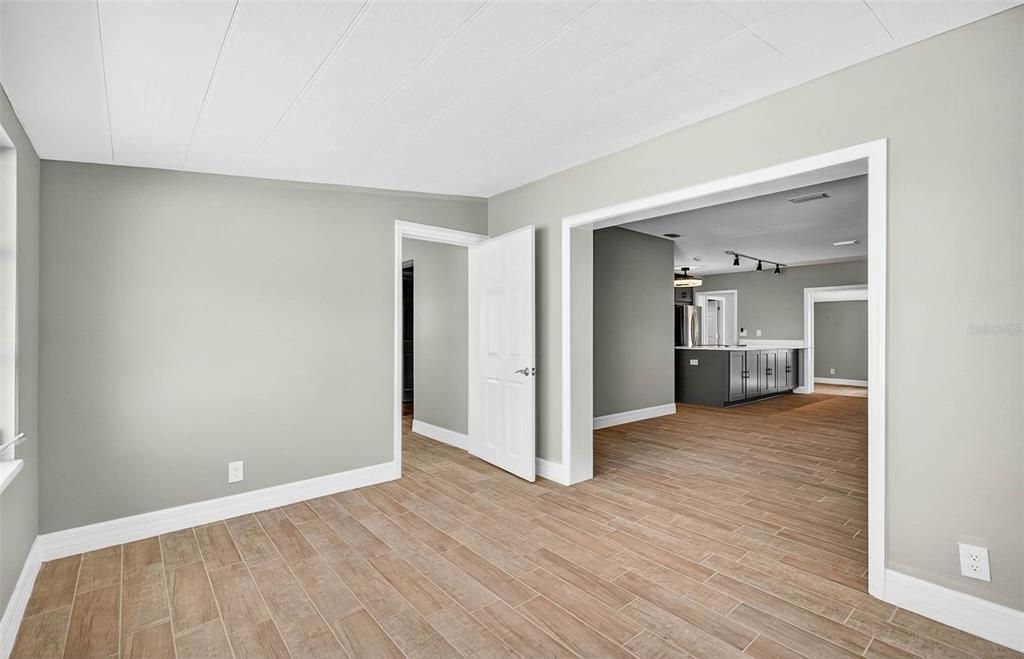 Под контрактом: $419,000 (4 спален, 2 ванн, 1538 Квадратных фут)