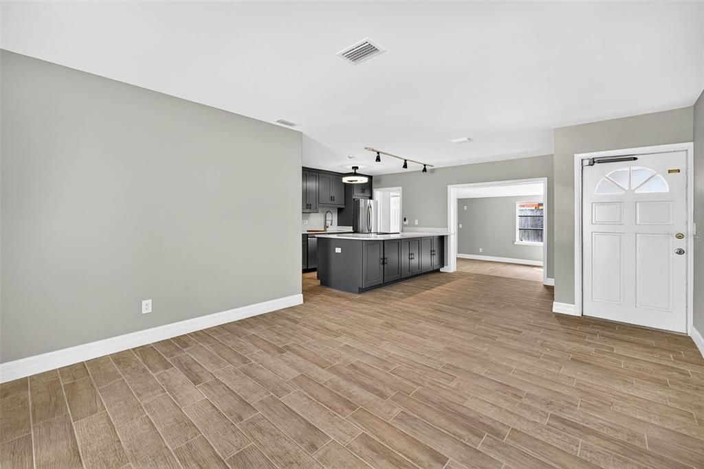 Под контрактом: $419,000 (4 спален, 2 ванн, 1538 Квадратных фут)