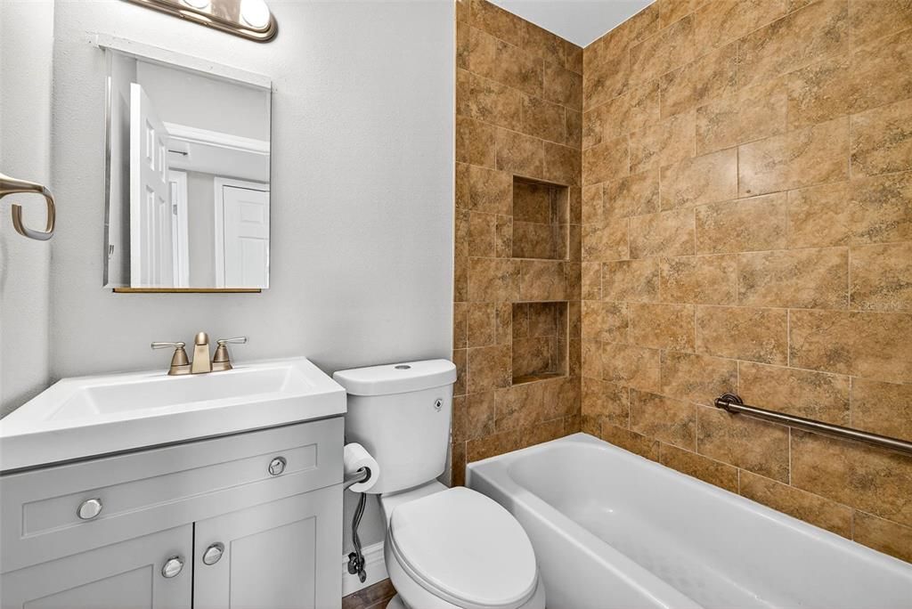 Под контрактом: $419,000 (4 спален, 2 ванн, 1538 Квадратных фут)