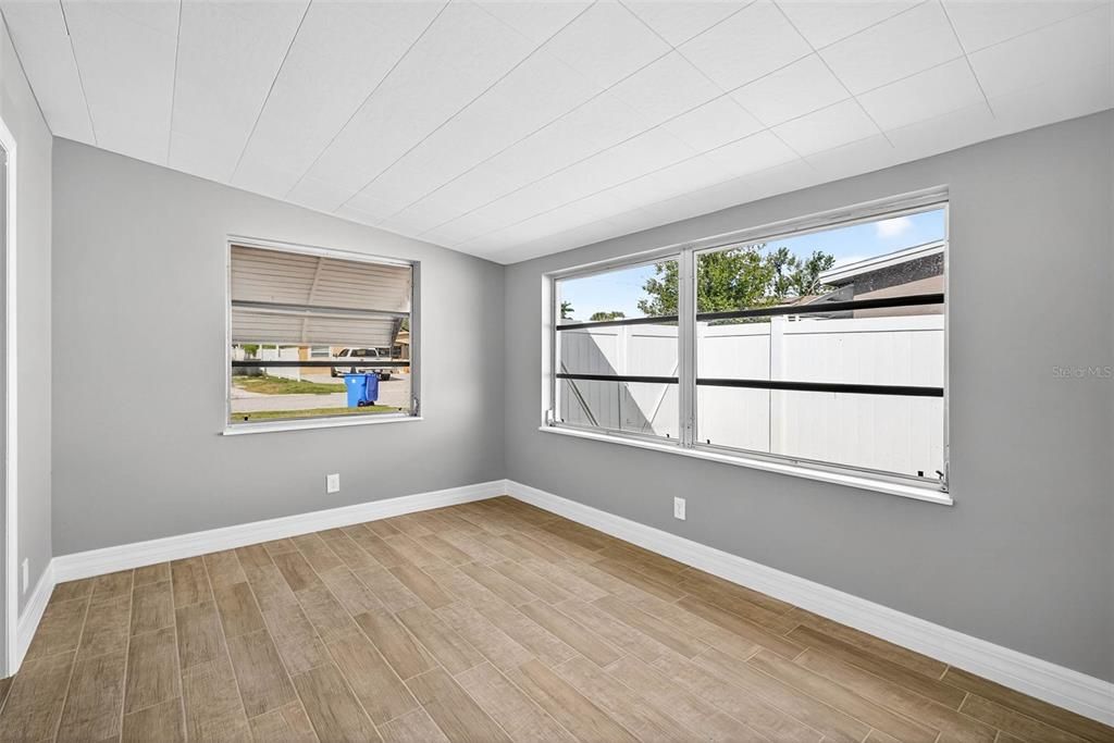 Под контрактом: $419,000 (4 спален, 2 ванн, 1538 Квадратных фут)