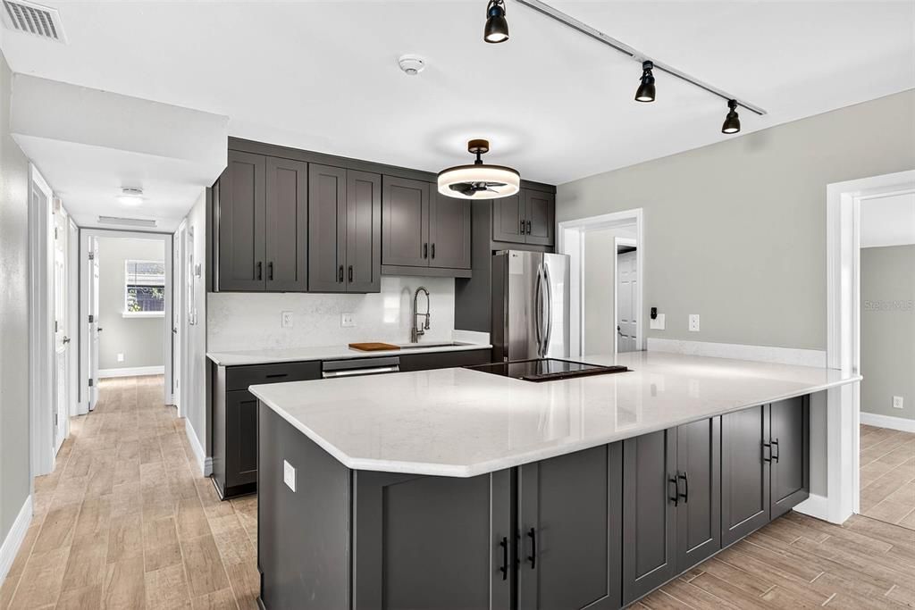 Под контрактом: $419,000 (4 спален, 2 ванн, 1538 Квадратных фут)