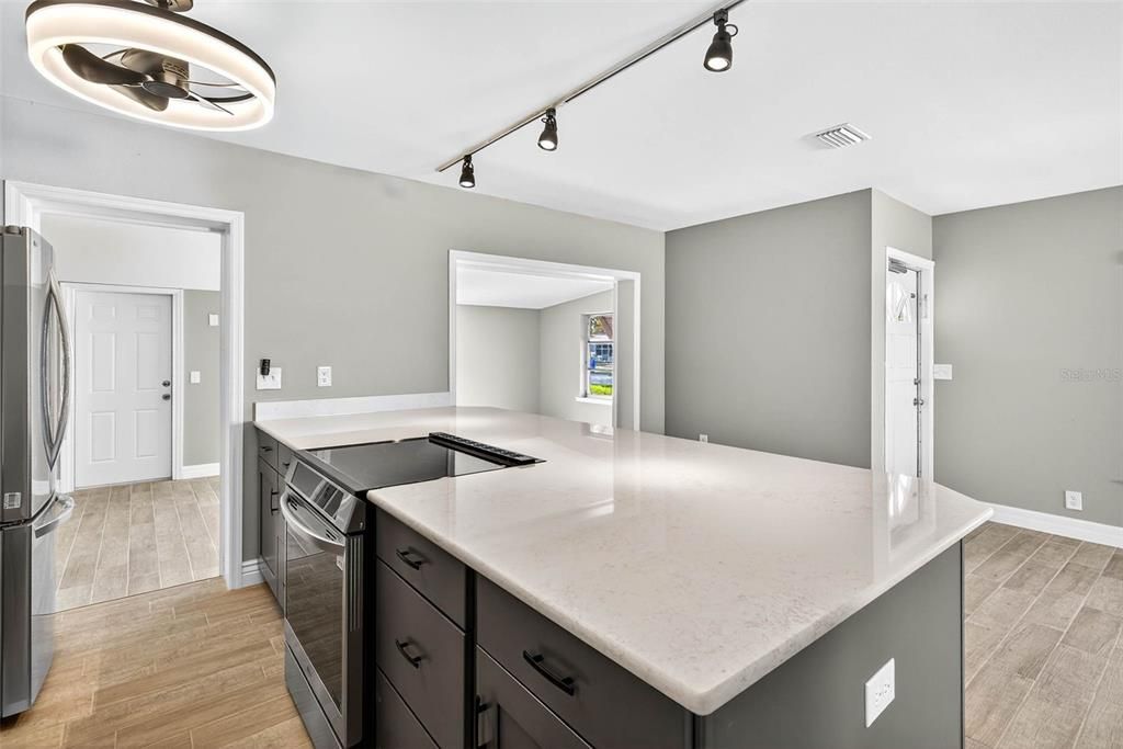 Под контрактом: $419,000 (4 спален, 2 ванн, 1538 Квадратных фут)