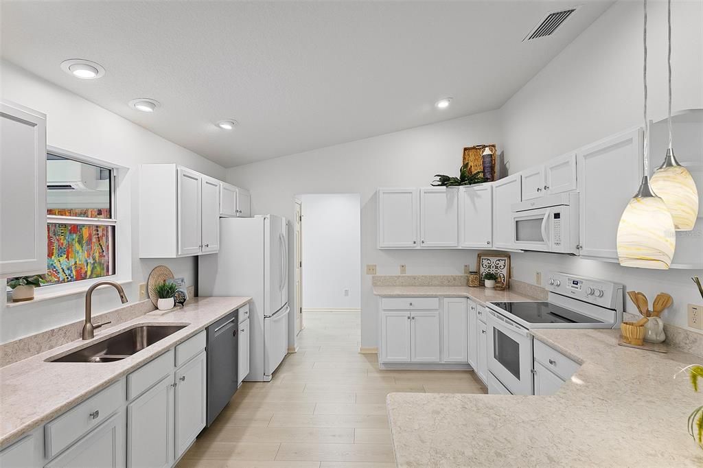 Activo con contrato: $399,500 (3 camas, 2 baños, 1574 Pies cuadrados)