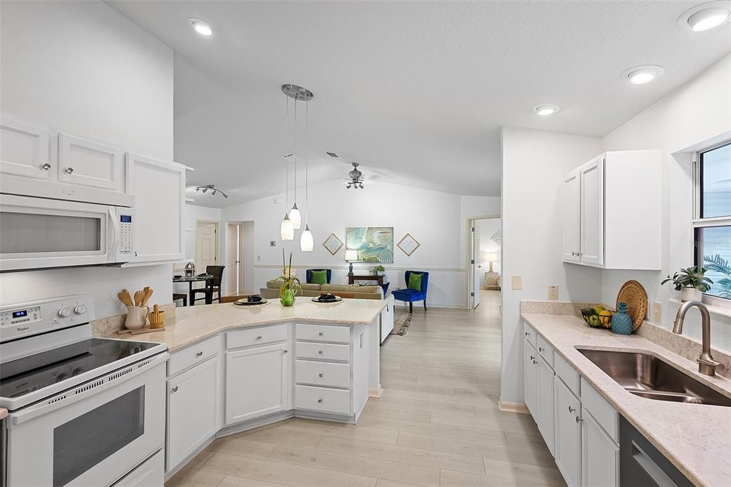 Activo con contrato: $399,500 (3 camas, 2 baños, 1574 Pies cuadrados)