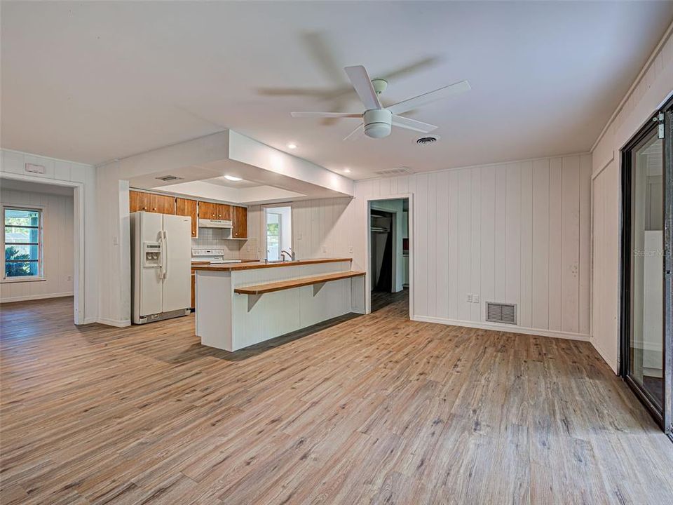 For Sale: $450,000 (4 beds, 2 baths, 1872 Square Feet)
