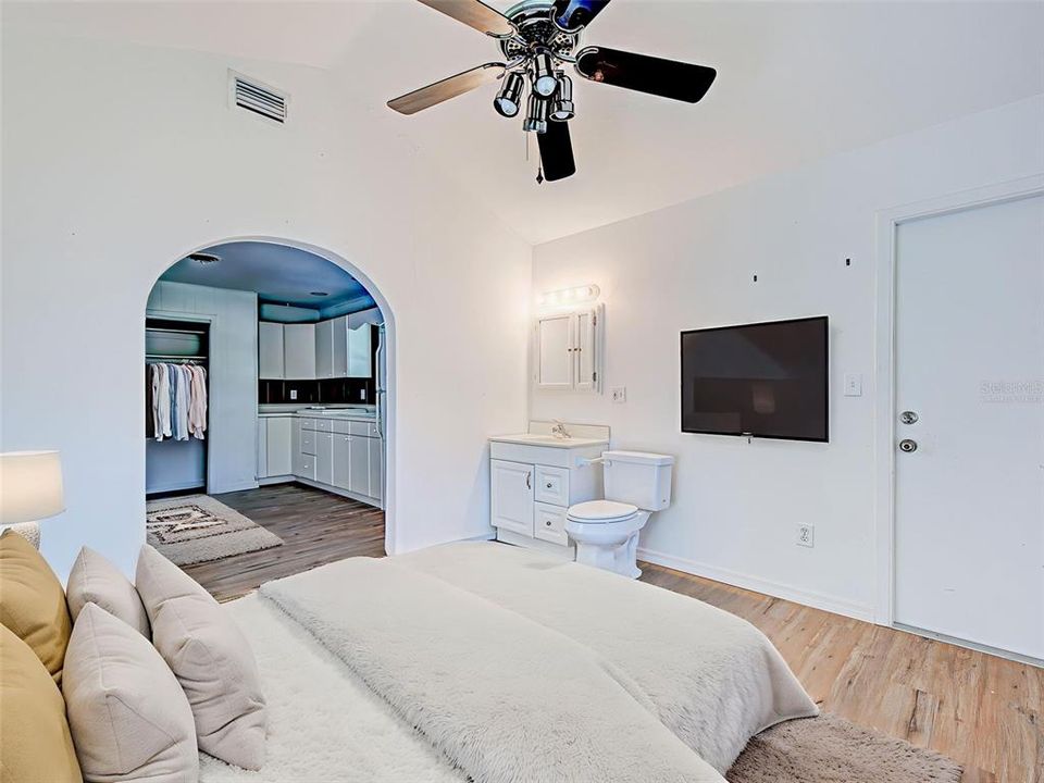 For Sale: $450,000 (4 beds, 2 baths, 1872 Square Feet)