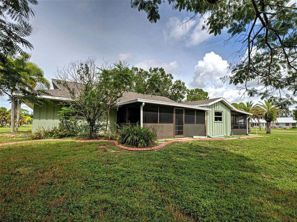 For Sale: $450,000 (4 beds, 2 baths, 1872 Square Feet)