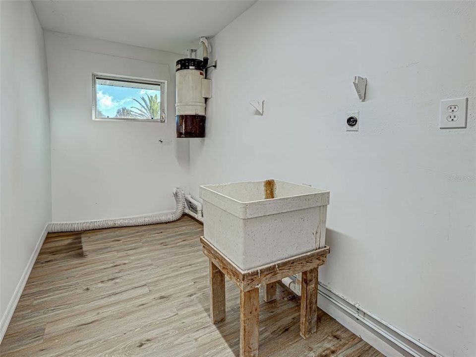 For Sale: $450,000 (4 beds, 2 baths, 1872 Square Feet)