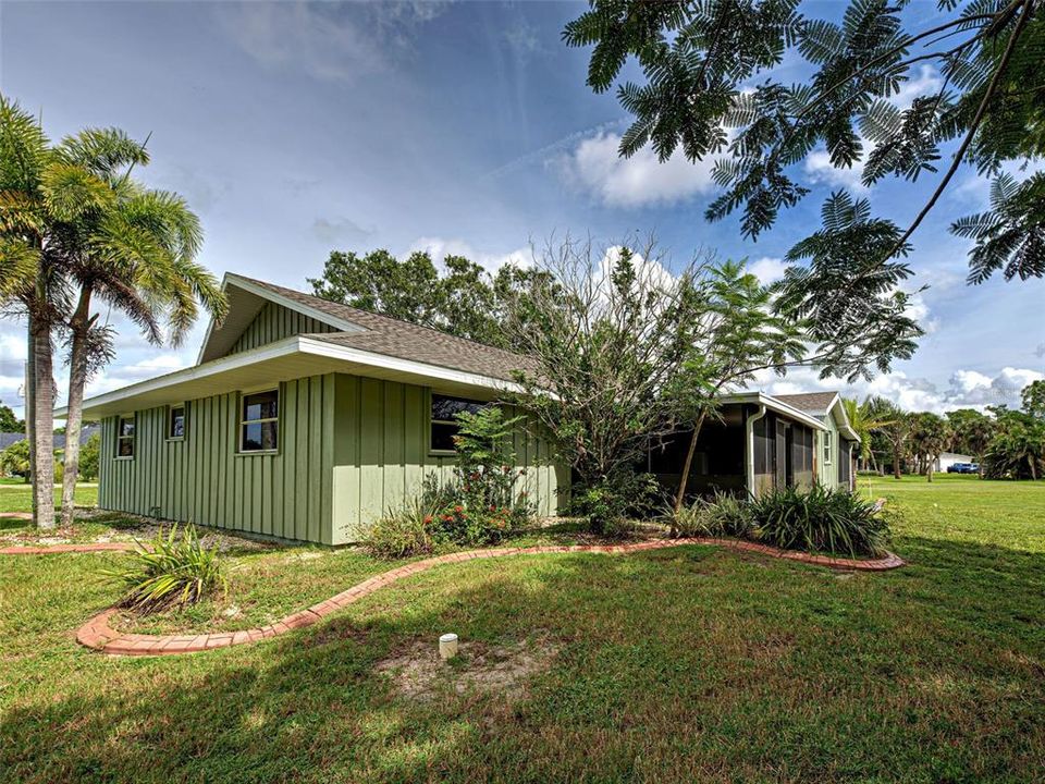 For Sale: $450,000 (4 beds, 2 baths, 1872 Square Feet)