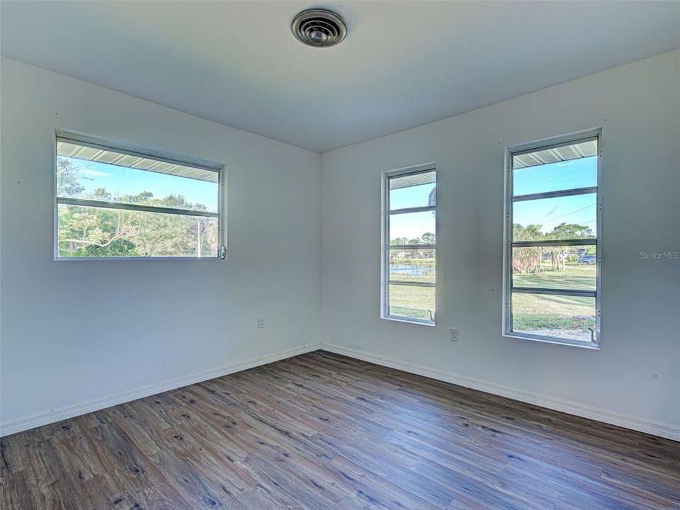 For Sale: $450,000 (4 beds, 2 baths, 1872 Square Feet)