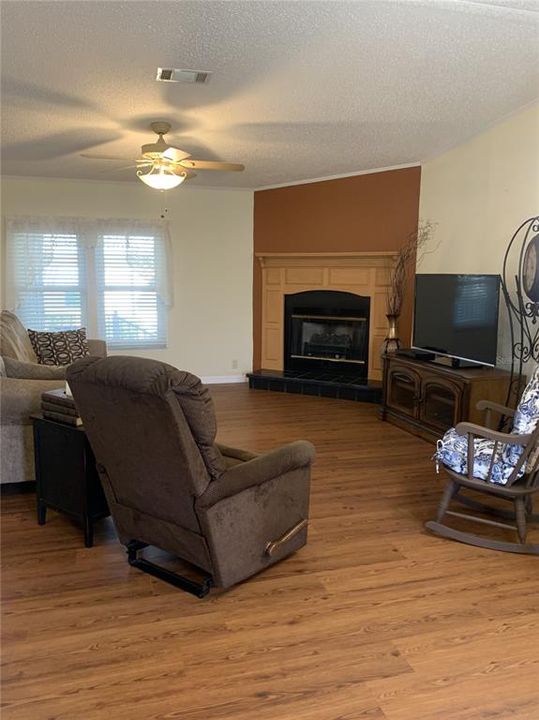 Active With Contract: $221,000 (3 beds, 2 baths, 1782 Square Feet)