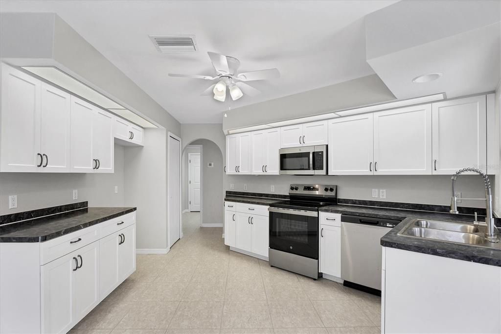 For Sale: $345,000 (3 beds, 2 baths, 1748 Square Feet)